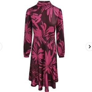 Wolf & Badger
Haris Cotton Haris Floral-Print Midi Dress